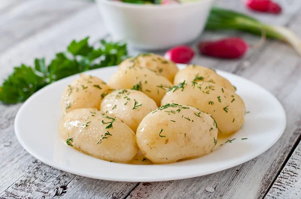 Nieuwe gekookte aardappelen met groenten — Stockfoto