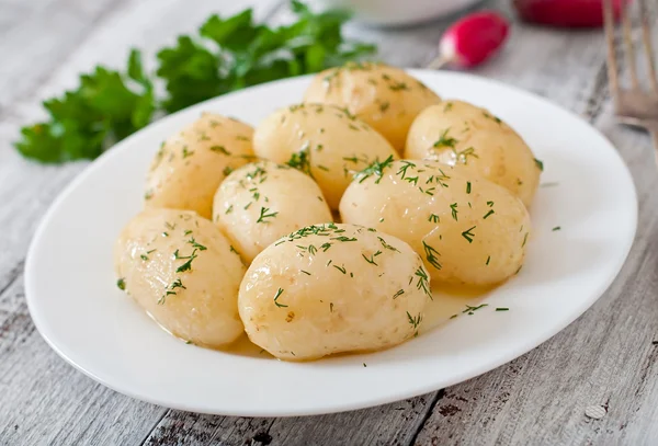 Nieuwe gekookte aardappelen met groenten — Stockfoto