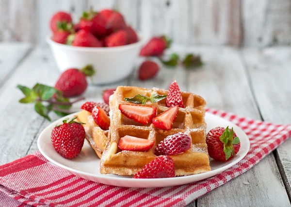 Belgica waffles com morangos — Fotografia de Stock