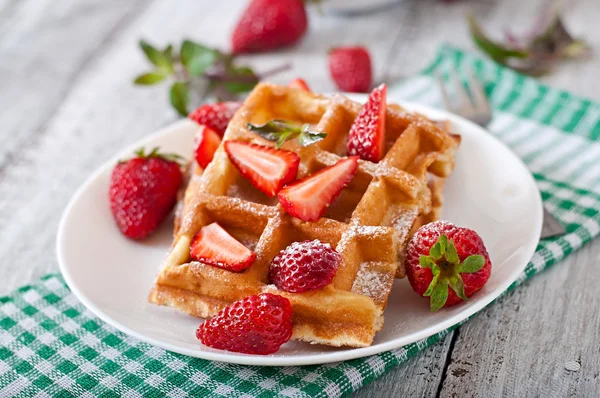 België wafels met aardbeien — Stockfoto