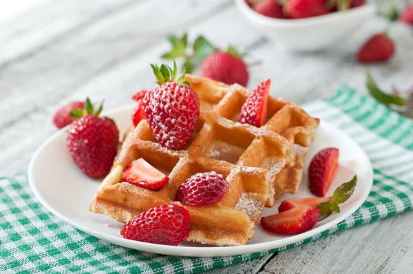 België wafels met aardbeien — Stockfoto