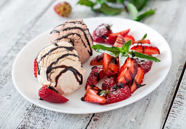 草莓与巧克力冰淇淋 — 图库照片