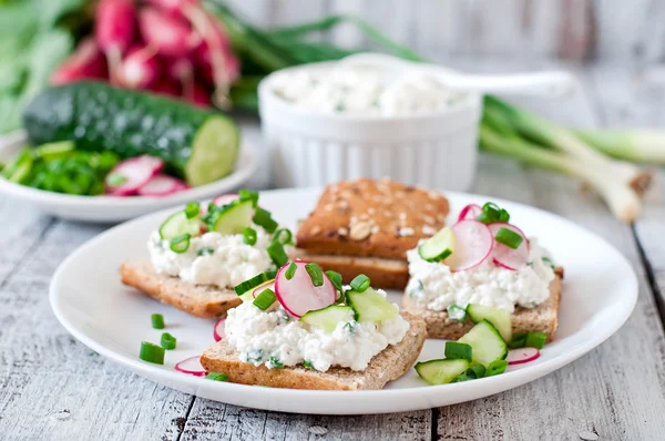 Sandwiches con requesón y verduras — Foto de Stock