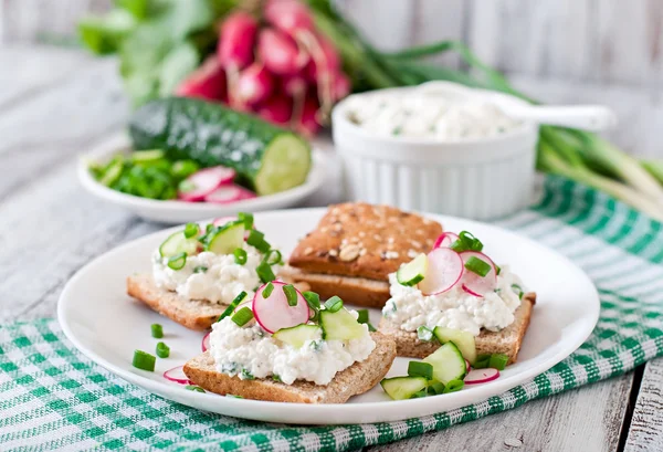 Sandwiches met cottage kaas en groenten — Stockfoto