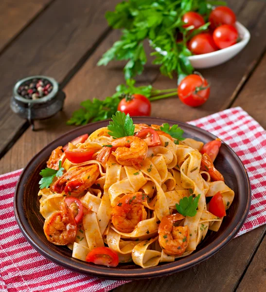 Fettuccine makarna karides, domates ve otlar ile. — Stok fotoğraf