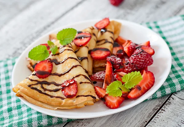 Pancakes with strawberries and chocolate — Stock Photo, Image