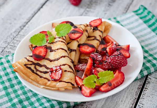 Pancakes with strawberries and chocolate — Stock Photo, Image