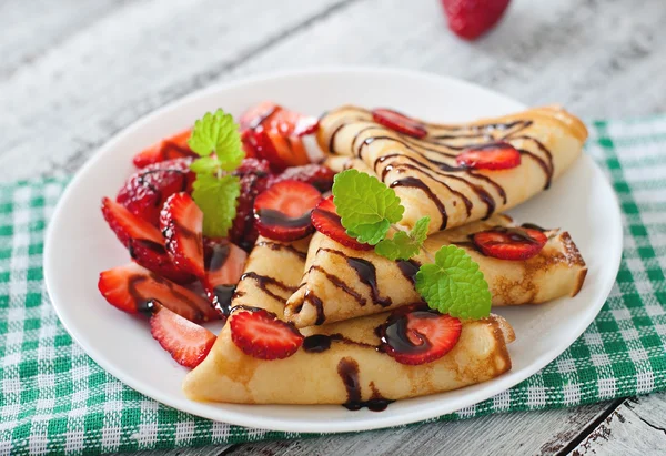 Pancakes with strawberries and chocolate — Stock Photo, Image