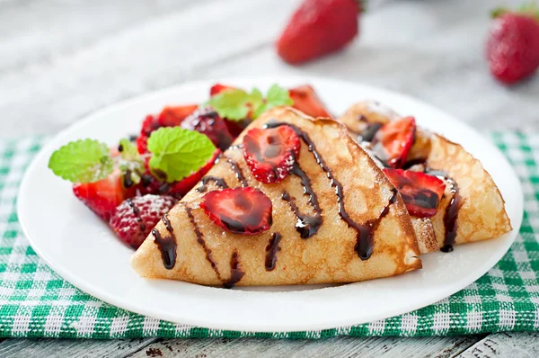 Pannenkoeken met aardbeien en chocolade — Stockfoto