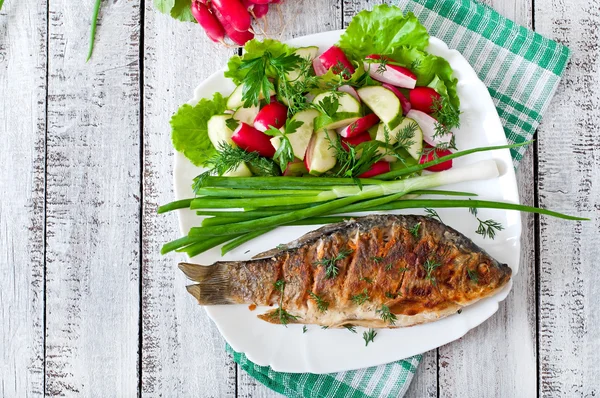Смажений рибний короп і свіжий овочевий салат — стокове фото