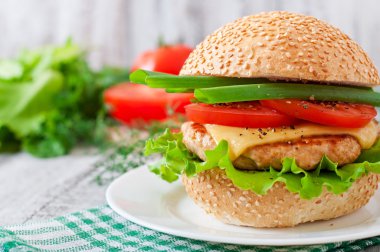 Tavuk burger ve sebze ile sandviç