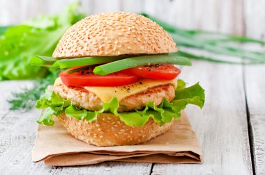Tavuk burger ve sebze ile sandviç