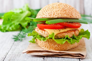 Tavuk burger ve sebze ile sandviç