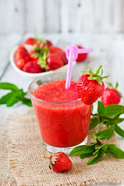 Jordgubbe smoothie i glas och mynta blad — Stockfoto