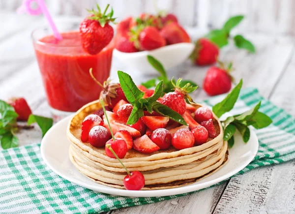 Pancakes with berries and strawberry smoothie — Stock Photo, Image