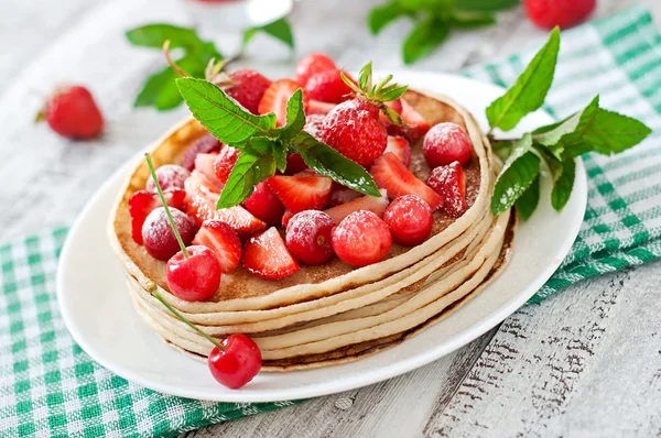 Pfannkuchen mit Beeren und Erdbeeren — Stockfoto