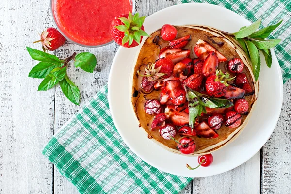 Crêpes aux baies et smoothie aux fraises — Photo