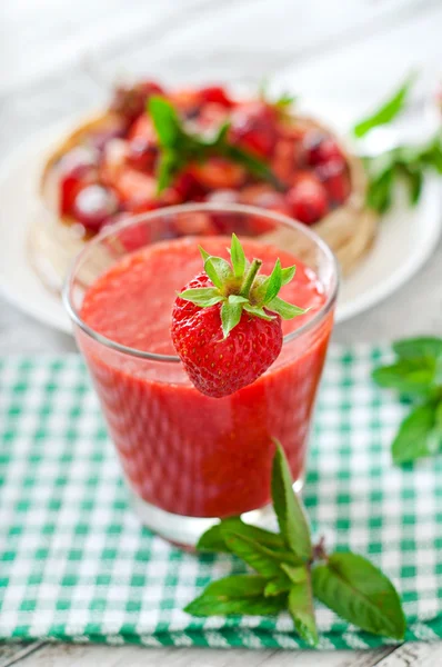 딸기와 딸기 스무디 팬케이크 — 스톡 사진