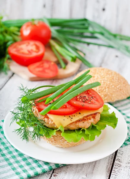 Szendvics csirke burger és zöldségek — Stock Fotó