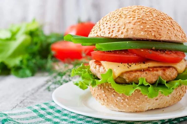 Бутерброд з курячим бургер та овочами — стокове фото