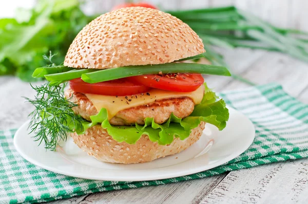 Sanduíche com hambúrguer de frango e legumes — Fotografia de Stock