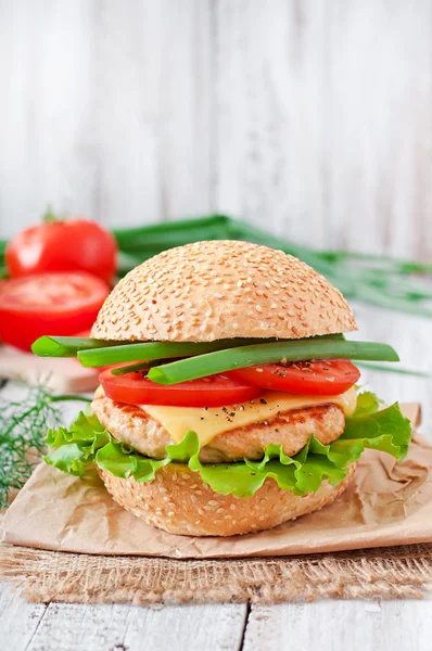 Sanduíche com hambúrguer de frango e legumes — Fotografia de Stock