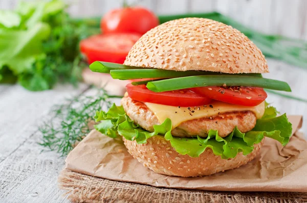 Sandwich avec hamburger au poulet et légumes — Photo