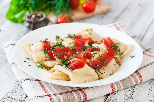 Leckere Ravioli mit Tomatensauce und Dill — Stockfoto