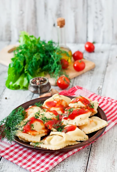 Leckere Ravioli mit Tomatensauce und Dill — Stockfoto