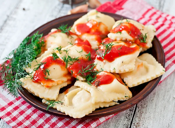 Delicioso ravioli com molho de tomate e endro — Fotografia de Stock