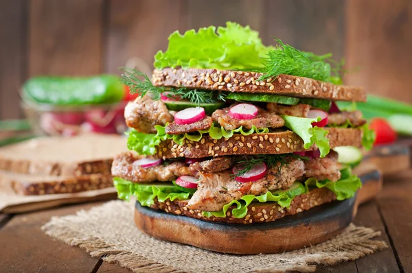 Smörgås med kött, grönsaker — Stockfoto