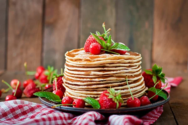 Pannkakor med bär och sirap — Stockfoto