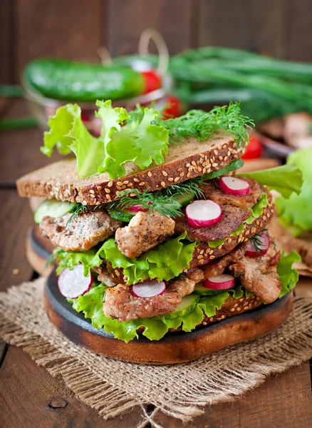 Бутерброд з м'ясом, овочами — стокове фото