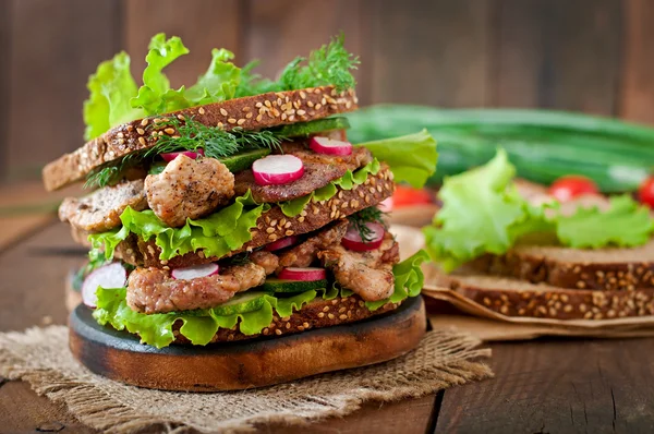 Sanduíche com carne, legumes — Fotografia de Stock