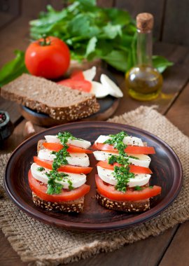 sandviç ile Mozzarella peyniri, domates
