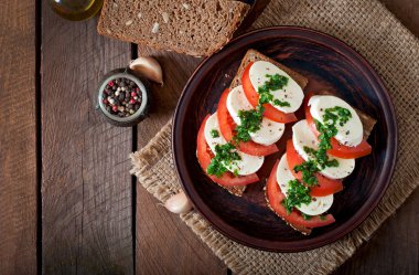 sandviç ile Mozzarella peyniri, domates