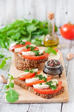 sandviç ile Mozzarella peyniri, domates