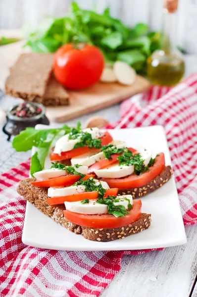 Sandviç ile Mozzarella peyniri, domates — Stok fotoğraf