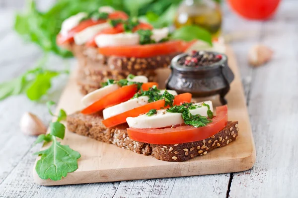 Bocadillos con mozzarella, tomates —  Fotos de Stock