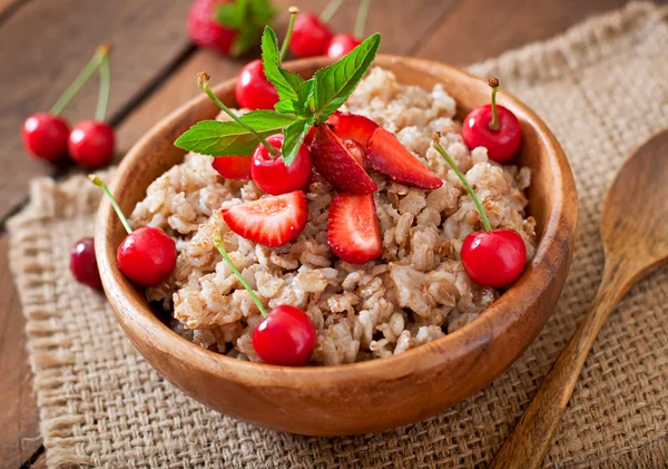 Oatmeal porridge with berries — Stock Photo, Image