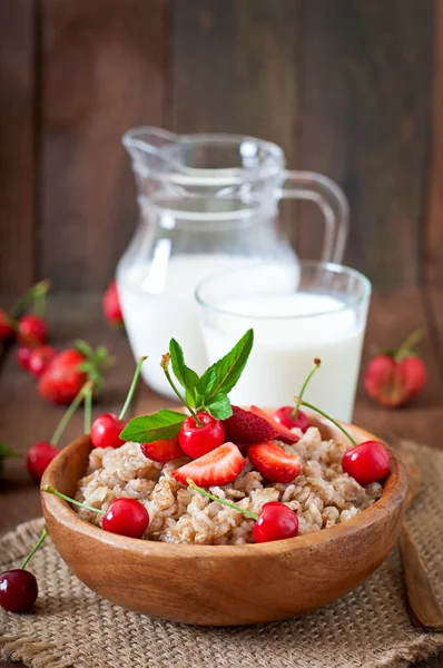 Oatmeal porridge with berries and milk — Stock Photo, Image