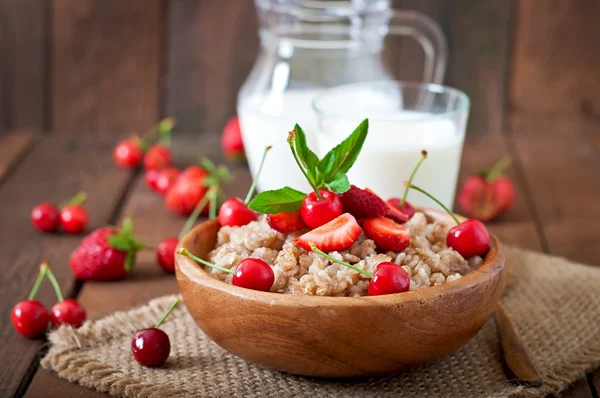 Oatmeal porridge with berries and milk — Stock Photo, Image