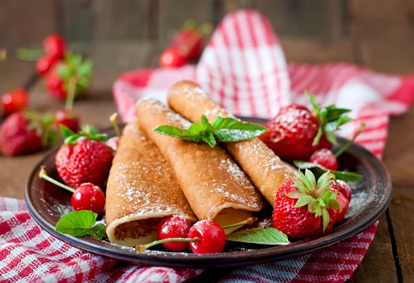 Pancakes with berries and syrup — Stock Photo, Image