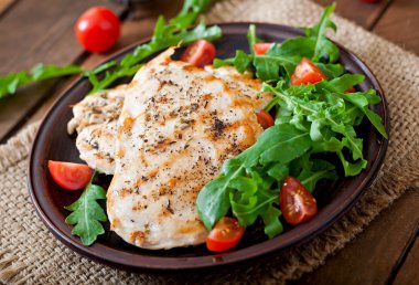 Taze salata ile tavuk göğsü