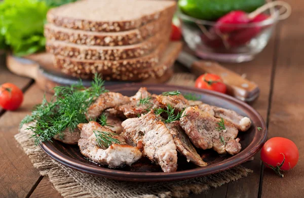 Fried pieces meat and rye bread for sandwiches — Stock Photo, Image