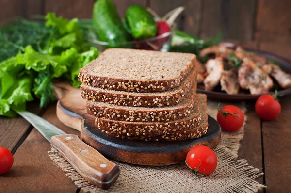 Trozos fritos de carne y pan de centeno para sándwiches — Foto de Stock