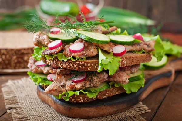 Sandwich met vlees, groenten — Stockfoto