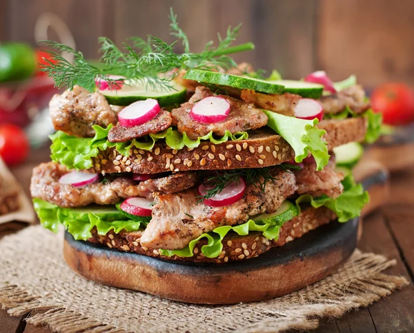 Sandwich cu carne, legume — Fotografie, imagine de stoc