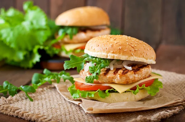 Sandwichs avec hamburger au poulet et légumes — Photo