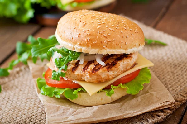 Panino con hamburger di pollo e verdure — Foto Stock